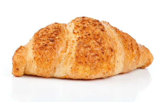 Croissant fresco y sabroso con crema de nueces sobre fondo blanco —  Fotos de Stock