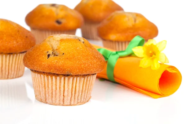 Süße Muffins auf weißem Hintergrund — Stockfoto