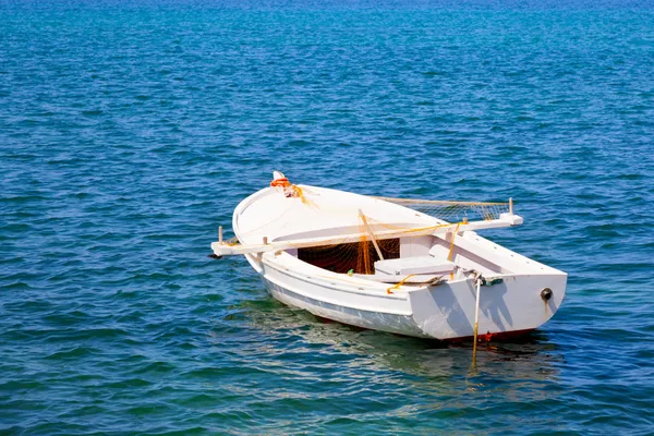 Barco en el agua. Antiguo barco de madera —  Fotos de Stock