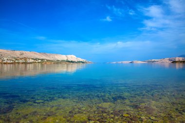 Adriyatik kıyısı ve mavi ile kayalık plaj Dalmaçya parçası