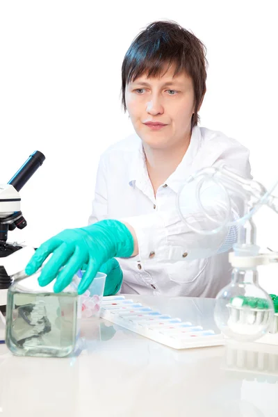 Pesquisador científico em um laboratório — Fotografia de Stock