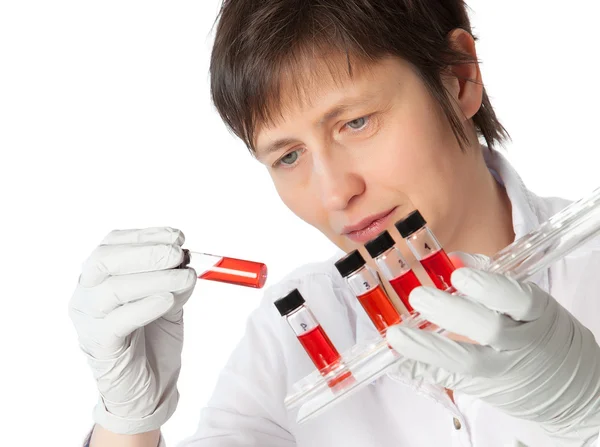 Izolované vědec žena v laboratorní plášť s kapalné vzorky. — Stock fotografie