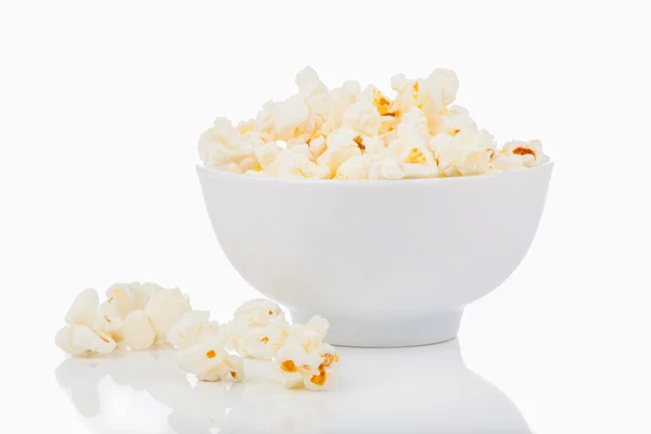 Popcorn in einer Schüssel, isoliert auf weiß — Stockfoto