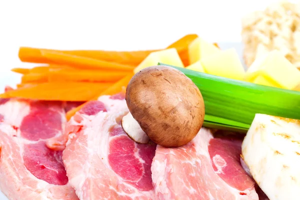 Carne cruda con verdure fresche isolate su fondo bianco — Foto Stock