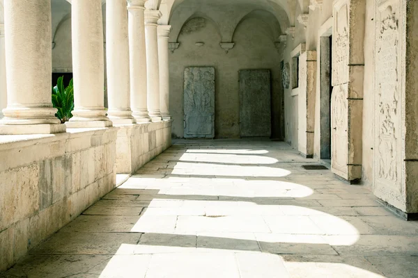 Nádvoří chrámu. Zadar, Chorvatsko — Stock fotografie