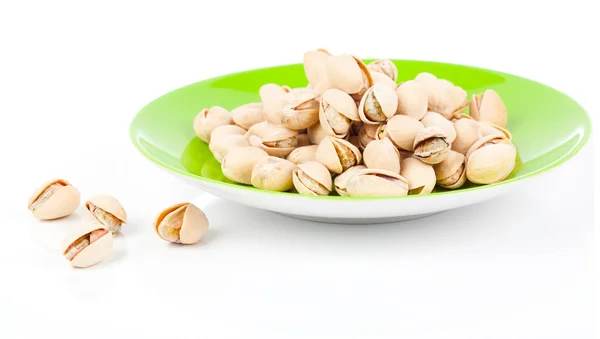 Pistacchi in placca verde, isolati su fondo bianco — Foto Stock