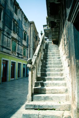 Şehir zadar, Dalmaçya, Hırvatistan'ın eski evi merdiven