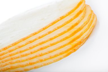 peynir dilimleri üzerinde beyaz izole