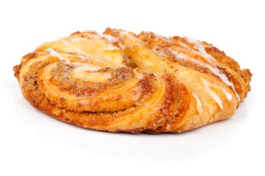 Kahvaltı için yapılan taze ev yapımı tarçın rulo. WH izole