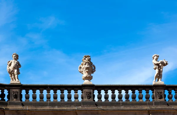 Γλυπτό σε μπλε ουρανό, με το παλάτι zwinger της Δρέσδης. Ανατολική — Φωτογραφία Αρχείου