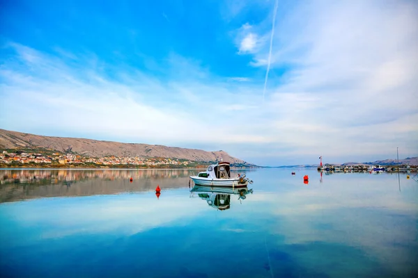 Un barco de pesca flotando en la isla de mar adriática Pag, Croacia . —  Fotos de Stock