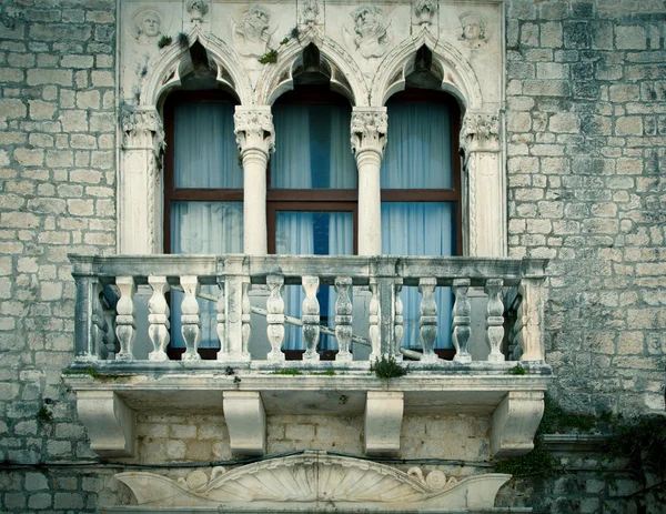 Eski pencere ile küçük bir balkon, şehir zadar, Dalmaçya, cro — Stok fotoğraf