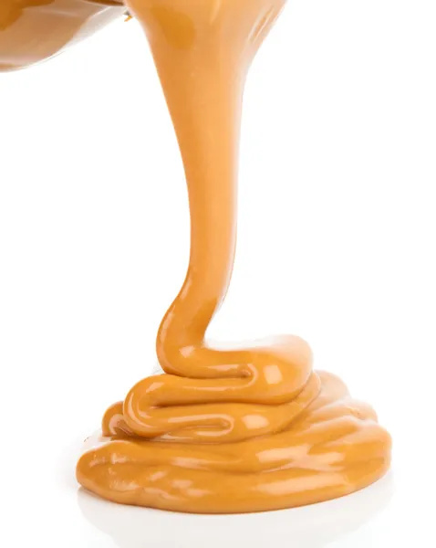 Beyaz arka plan üzerinde izole sıvı karamel