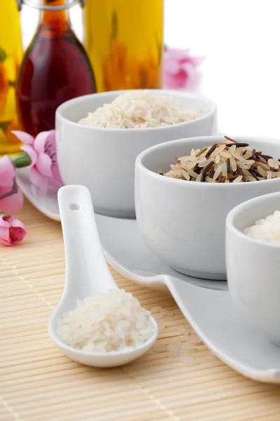 Ongekookte rijst in porseleinen lepel — Stockfoto