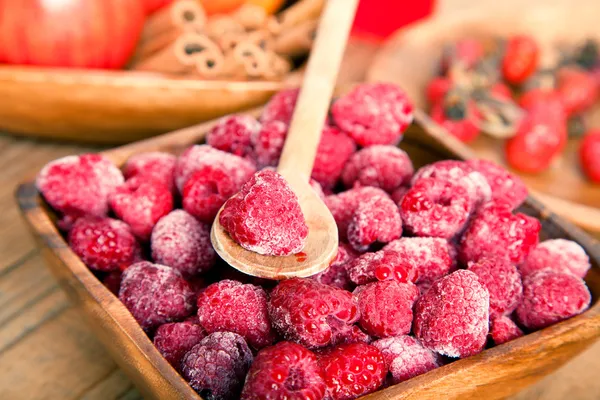 Gefrorene Himbeeren in der Holzschale — Stockfoto