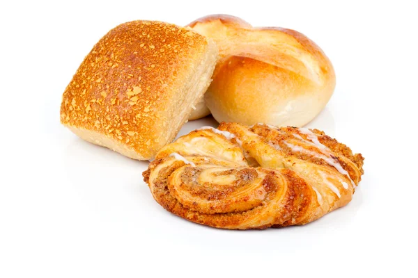 Sült kenyér zsemle és a fahéj Rolls, elszigetelt fehér background — Stock Fotó