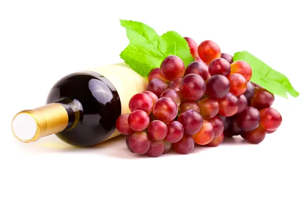 Üzüm, beyaz arka plan ile kırmızı şarap şişe — Stok fotoğraf
