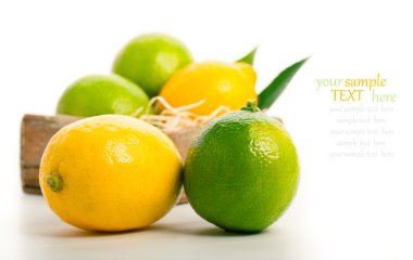 taze limon ve beyaz arka plan üzerinde izole limon,