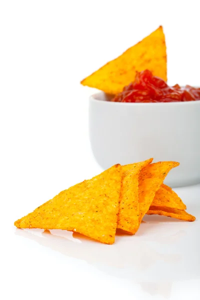 Nachos chips de maíz con salsa fresca aislada en blanco —  Fotos de Stock