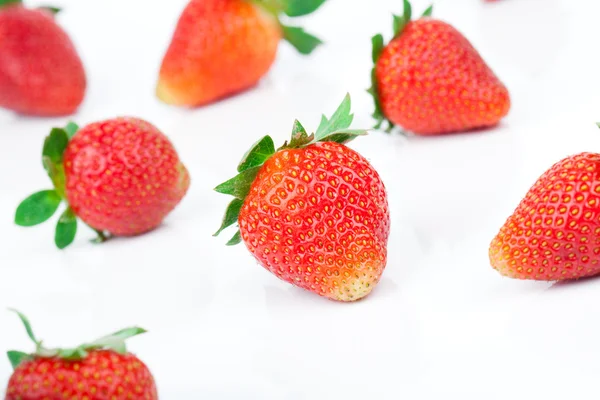 Fragola fresca isolata su sfondo bianco. — Foto Stock