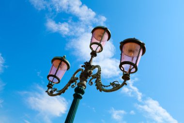 eski sokak lambası mavi gökyüzü