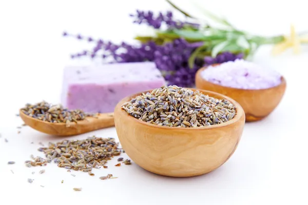 Lavanda flores secas, sal de baño aislada sobre fondo blanco —  Fotos de Stock