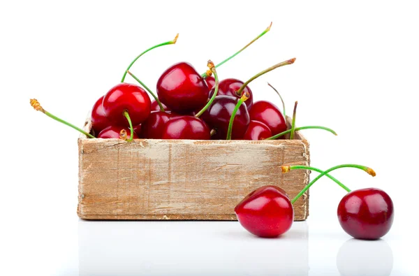 Cherry berry dalam mangkuk kayu, terisolasi pada latar belakang putih — Stok Foto