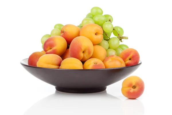 Aprikoser frukt på en skål, isolerad på vit bakgrund — Stockfoto