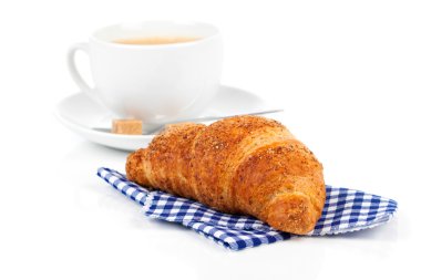 kruvasan caffee bardak ile. Beyaz adam izole