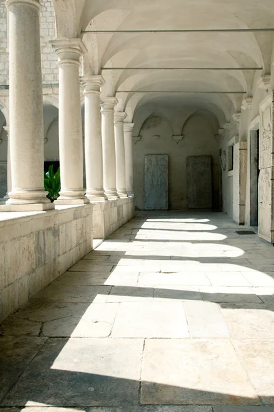 Pátio de um Templo Croácia — Fotografia de Stock