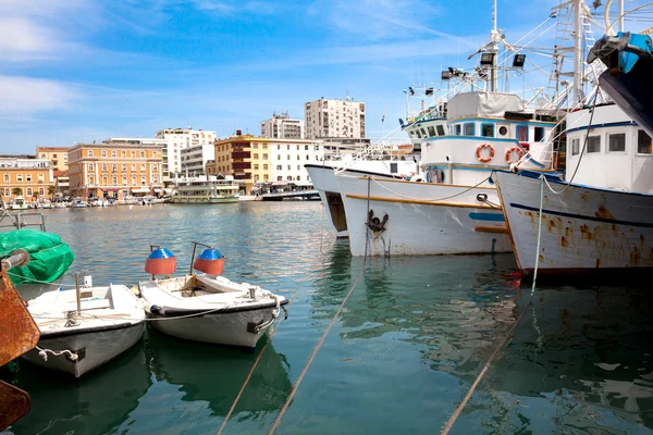 Barco de pesca en el puerto de Zadar, Croacia — Foto de Stock