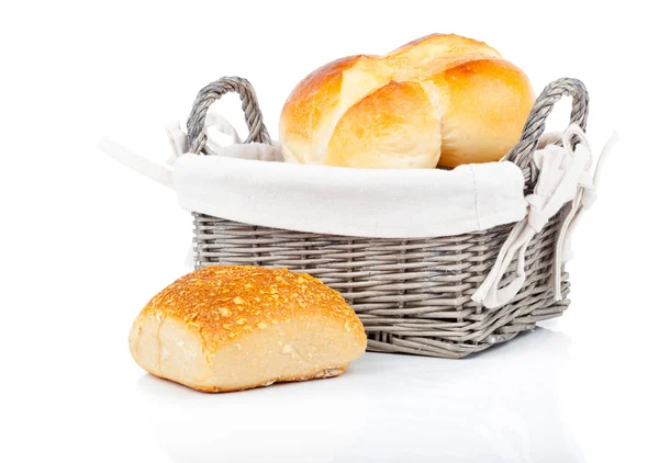 Gebakken brood broodje in de mand. geïsoleerd op wit — Stockfoto