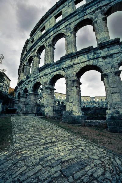 Antiguo anfiteatro romano coliseo en Pula, Croacia — Foto de Stock