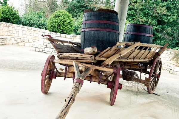 Carro viejo, de pie en el patio de la granja . — Foto de Stock