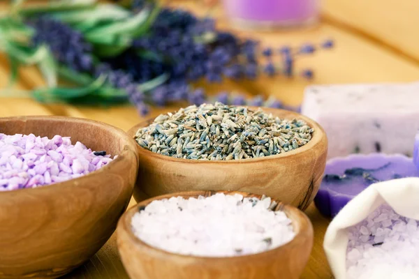 Bowl of lavender bath salt - beauty treatment — Stock Photo, Image