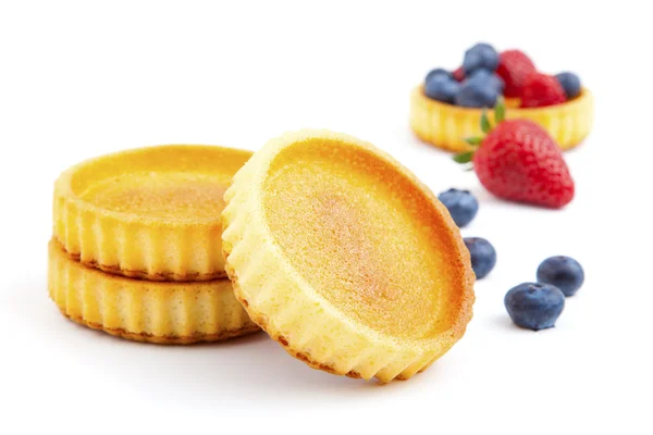 Gâteau aux fruits de dessert aux fraises et aux bleuets, sur un whi — Photo