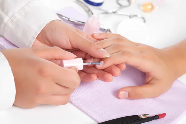 Manicure. Zorg van vingers van handen, schoonmaken, die betrekking hebben op een vernis — Stockfoto