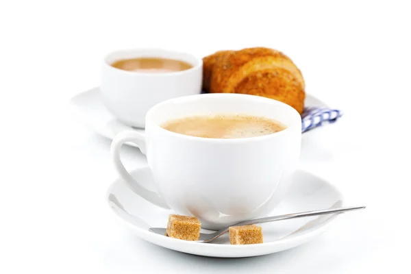 Croissant mit Marmelade und Kaffeebecher. auf Holzunterlage — Stockfoto