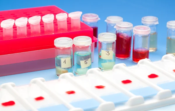 Array de amostras de sangue para microscopia e tecido de biopsia em azul — Fotografia de Stock