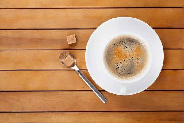 Taza de café con terrón de azúcar, fondo de madera — Foto de Stock