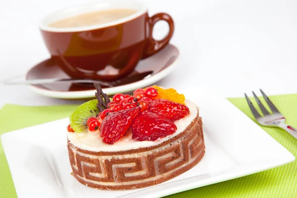 Bolo de frutas de baixa caloria com xícara de café, em fundo branco — Fotografia de Stock