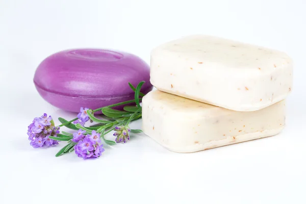 Lavendelseife und Lavendelblüte, isoliert auf weißem Hintergrund — Stockfoto