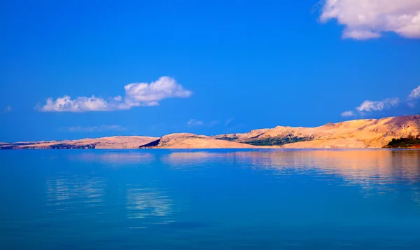 Pag, Hırvatistan Adriyatik Denizi kıyısında — Stok fotoğraf
