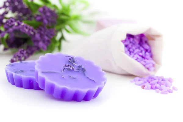 Vela de lavanda y sal de baño, sobre fondo blanco — Foto de Stock