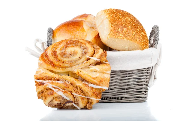 Pão cozido no cesto. isolado em branco — Fotografia de Stock