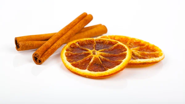 Torr apelsin och kanel, på en vit bakgrund — Stockfoto