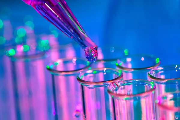 pipet akışkan bir birkaç test tüpleri için ekleme