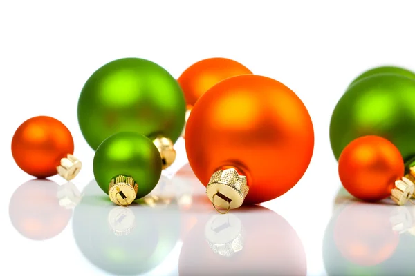 Noel süsleri - turuncu ve yeşil, kablosuz arka plan, beyaz bir Tarih — Stok fotoğraf