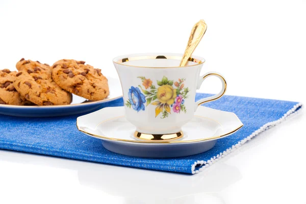 Chocoladeschilferkoekjes en kopje thee op witte achtergrond — Stockfoto