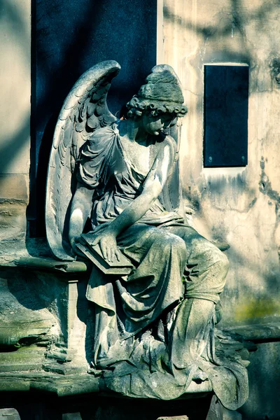 Angel staty på kyrkogården i europ — Stockfoto